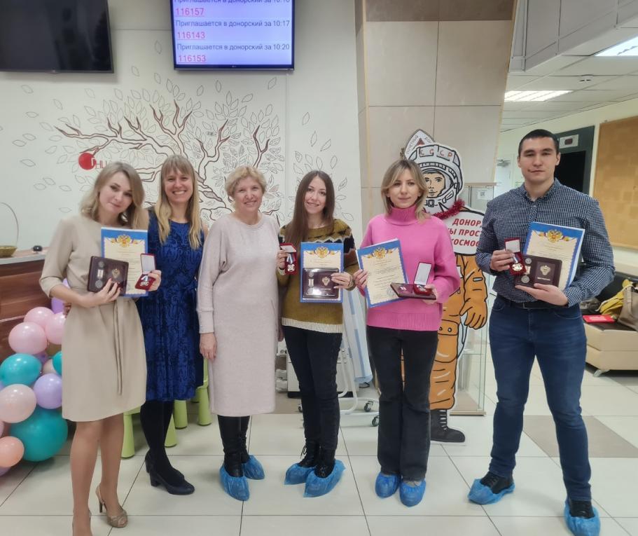 Доноров костного мозга наградили памятными медалями